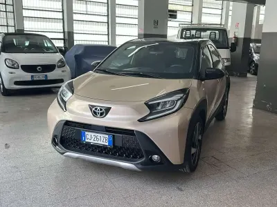 Usata Toyota Aygo X Lounge 72 CV (52 kW) 2022 Beige SUV