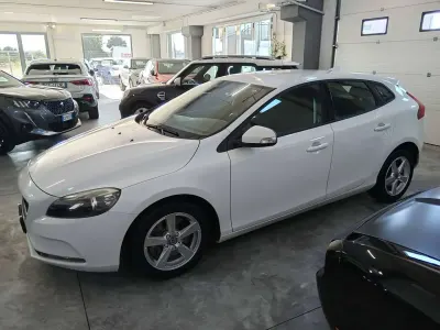 Usata Volvo V40 Kinetic 150 CV (110 kW) 2015 Bianco Berlina