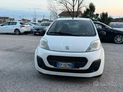 Usata Peugeot 107 68 CV (50 kW) 2012 Bianco Utilitaria