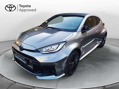 Usata Toyota Yaris 280 CV (205 kW) 2024 Grigio Utilitaria