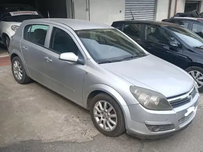 Käytetty Opel Astra Club 90 HP (66 kW) 2006 Hopea Sedan