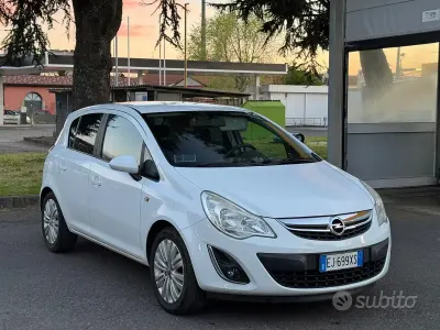Używany Opel Corsa Cosmo 86 KM (63 kW) 2011 Biały Hatchback