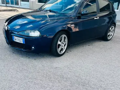 Usata Alfa Romeo 147 116 CV (85 kW) 2005 Blu Utilitaria