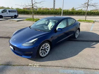 Usata Tesla Model 3 Long Range AWD 152 kW (208 CV) 2021 Blu/azzurro Berlina