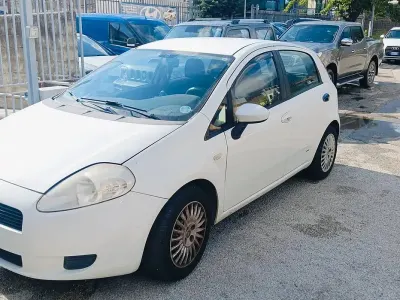 Usata Fiat Grande Punto Dynamic 75 CV (55 kW) 2006 Bianco Utilitaria