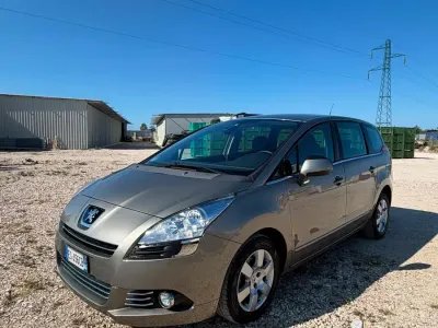 Usata Peugeot 5008 Business-Line 115 CV (84 kW) 2013 Oro Monovolume