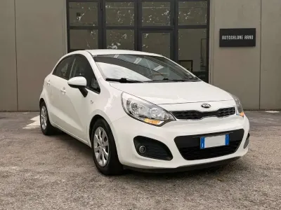 Usata Kia Rio 84 CV (61 kW) 2015 Bianco Berlina