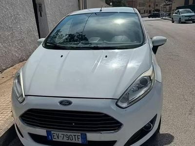 Gebraucht Ford Fiesta 97 PS (71 kW) 2014 Weiß Kleinwagen