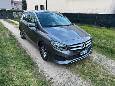 Usata Mercedes B180 116 CV (85 kW) 2015 Grigio Monovolume