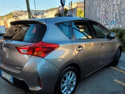 Usata Toyota Auris 90 CV (66 kW) 2013 Grigio Berlina