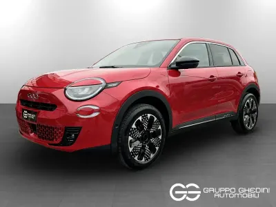 Nuova Fiat 600 La Prima 110 CV (80 kW) 2026 Rosso passione pastello SUV