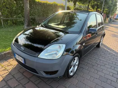 Usata Ford Fiesta Ghia 75 CV (55 kW) 2005 Blu Utilitaria