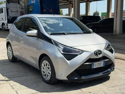 Usata Toyota Aygo Business Edition 72 CV (52 kW) 2019 Argento Utilitaria