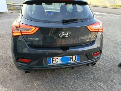 Usata Hyundai i30 Turbo 186 CV (136 kW) 2016 Marrone Berlina