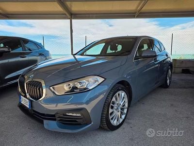 Begagnad BMW 118 Advantage 150 HK (110 kW) 2023 Grå Halvkombi