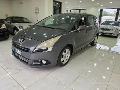 Usado Peugeot 5008 112 CV (82 kW) 2012 Gris Monovolumen
