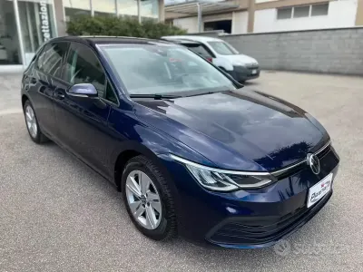 Usata VW Golf VIII Life 116 CV (85 kW) 2022 Blu Berlina