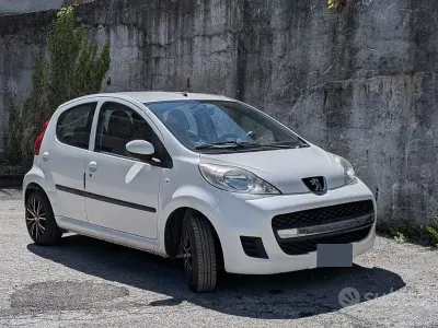 Usata Peugeot 107 68 CV (50 kW) 2010 Bianco Utilitaria