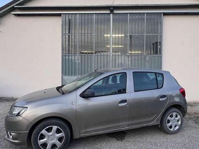 Usata Dacia Sandero Ambiance 75 CV (55 kW) 2013 Argento Berlina