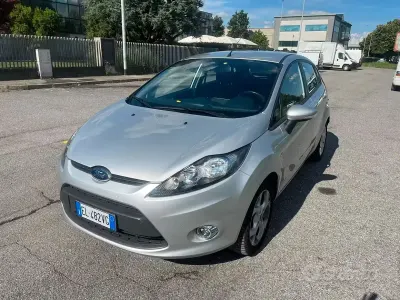 Usata Ford Fiesta Titanium 60 CV (44 kW) 2012 Grigio Berlina