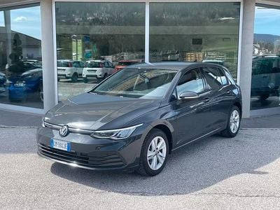 Usata VW Golf VIII Life 116 CV (85 kW) 2023 Grigio Berlina