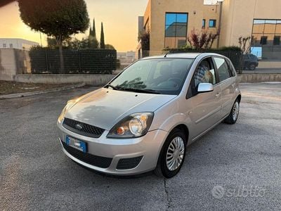 Usata Ford Fiesta 75 CV (55 kW) 2007 Grigio Utilitaria