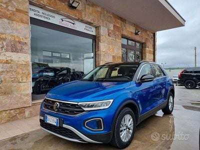 Usata VW T-Roc Life 116 CV (85 kW) 2023 Blu SUV