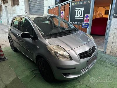 Usata Toyota Yaris 69 CV (50 kW) 2010 Grigio Berlina