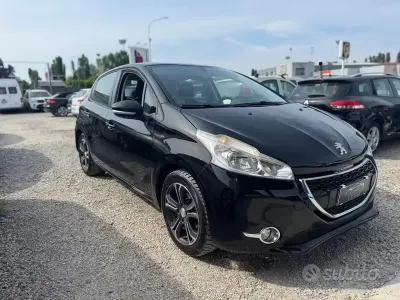 Usata Peugeot 208 Active 68 CV (50 kW) 2015 Nero Utilitaria