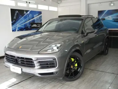 Usata Porsche Cayenne 340 CV (250 kW) 2020 Grigio montagna SUV