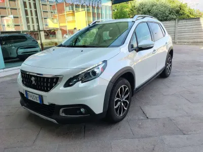 Usata Peugeot 2008 Allure 110 CV (80 kW) 2019 Bianco metallizzato SUV