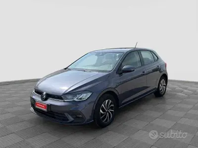 Usata VW Polo Life 95 CV (69 kW) 2023 Grigio Utilitaria