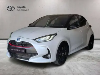 Usata Toyota Yaris Hybrid Style 92 CV (67 kW) 2022 Pearl white bitone Berlina
