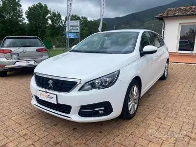 Usado Peugeot 308 Active 131 CV (96 kW) 2021 Blanco Familiar