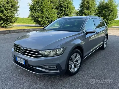 Usata VW Passat 200 CV (147 kW) 2022 Grigio Station wagon