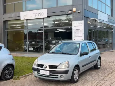 Usata Renault Clio II Dynamique 75 CV (55 kW) 2004 Grigio Berlina