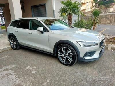 Usata Volvo V60 CC Pro 190 CV (139 kW) 2019 Grigio Station wagon