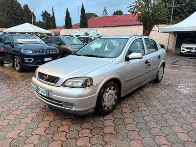 Używany Opel Astra 75 KM (55 kW) 2000 Srebrny Sedan/Limuzyna