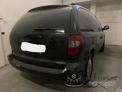Usata Chrysler Voyager Limited 150 CV (110 kW) 2005 Nero Monovolume