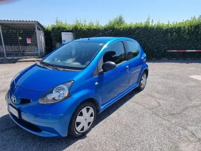 Usata Toyota Aygo 68 CV (50 kW) 2011 Bluazzurro Utilitaria