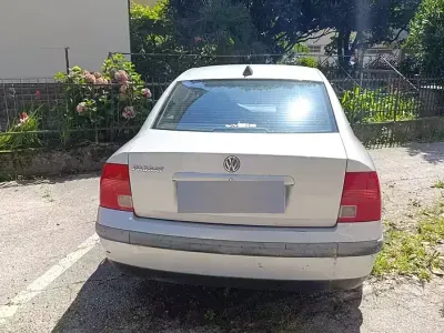 Usata VW Passat 101 CV (74 kW) 1997 Grigio Berlina