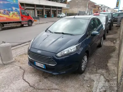 Usata Ford Fiesta 60 CV (44 kW) 2015 Blu Utilitaria
