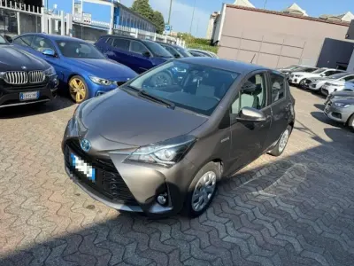 Usata Toyota Yaris Hybrid Style 73 CV (53 kW) 2018 Grigio scuro Berlina