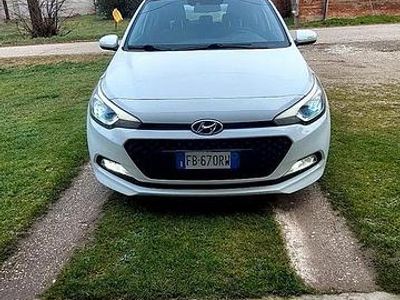 Usata Hyundai i20 75 CV (55 kW) 2015 Bianco Berlina