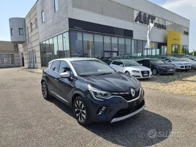 Usata Renault Captur Techno 101 CV (74 kW) 2023 Grigio SUV
