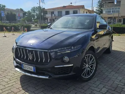 Usata Maserati Levante GranLusso 275 CV (202 kW) 2020 Blu royal SUV