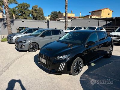 Usata Peugeot 208 Allure 101 CV (74 kW) 2025 Nero Utilitaria