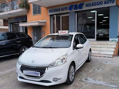 Usata Peugeot 208 68 CV (50 kW) 2013 Bianco Utilitaria