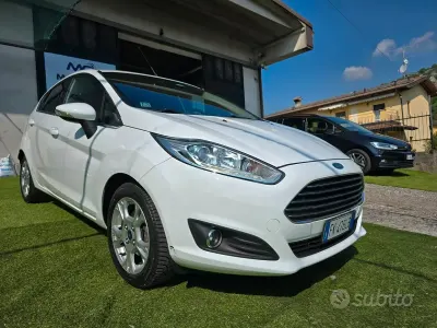 Usado Ford Fiesta 75 CV (55 kW) 2017 Blanco Utilitario