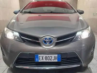 Usata Toyota Auris Hybrid Lounge 99 CV (72 kW) 2014 Grigio Berlina